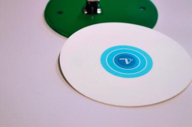 Кнопка на печатной плате с шрифтом Брайля Кнопка на печатной плате с шрифтом Брайля