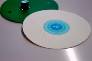 Кнопка на печатной плате с шрифтом Брайля Кнопка на печатной плате с шрифтом Брайля